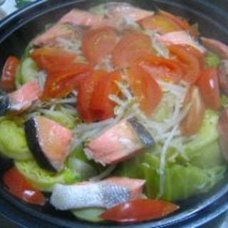 鮭・ジャガイモ・トマトの蒸し鍋　ピリ辛味噌添え